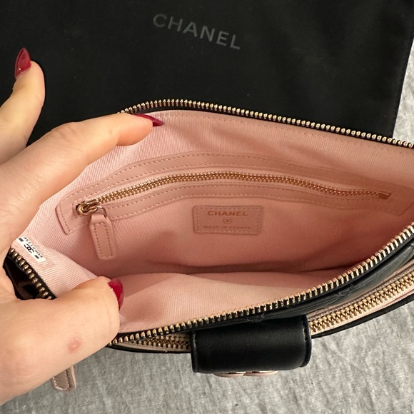 CHANEL Black and Pink Quilted Clutch - Picture 5 of 5